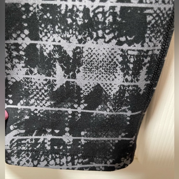 NIKE Cropped Epic Viper Print Black Gray Running Tights Size Medium - Picture 8 of 13